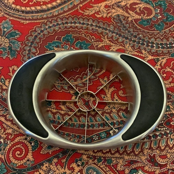 Metal silver and black easy grip apple slicers. See photos for details - Picture 1 of 5